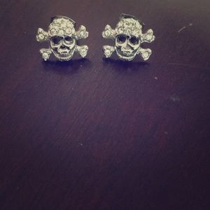 Studded skull earrings ☠️